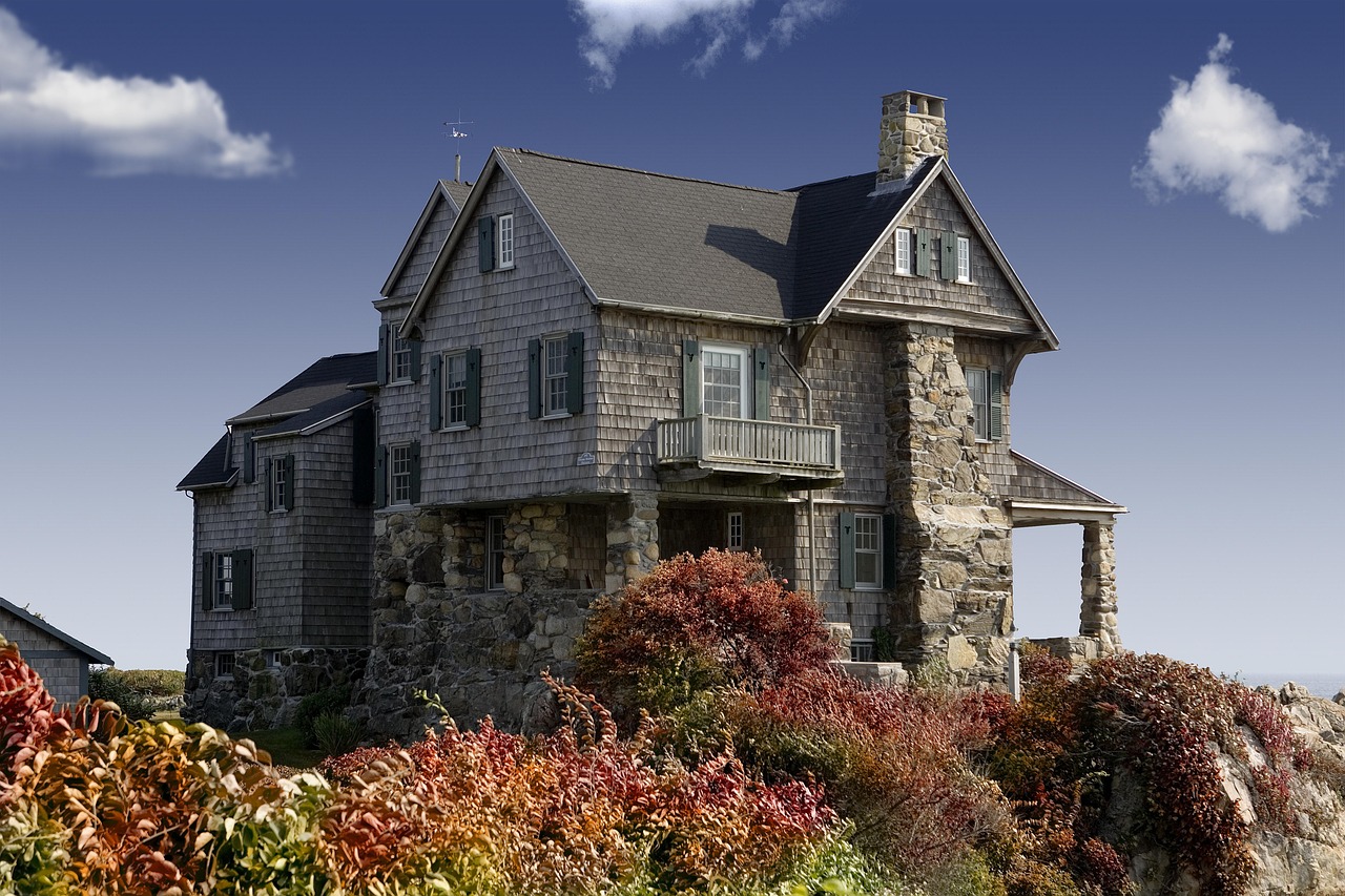 Kleine balkonruimte met houten meubels en bloemen.
