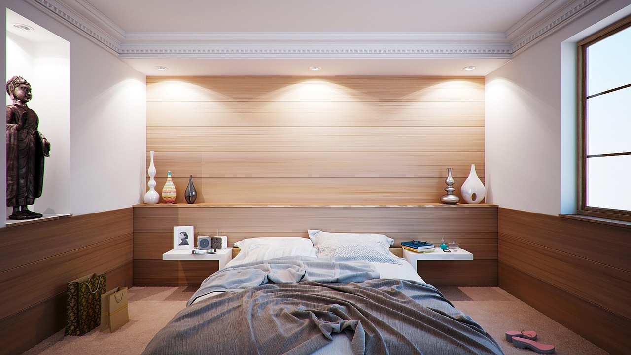 Minimalistische slaapkamer met wit en houten accenten. Minimalistische slaapkamer met wit en houten accenten.